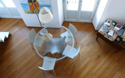 Soggiorno moderno con il parquet